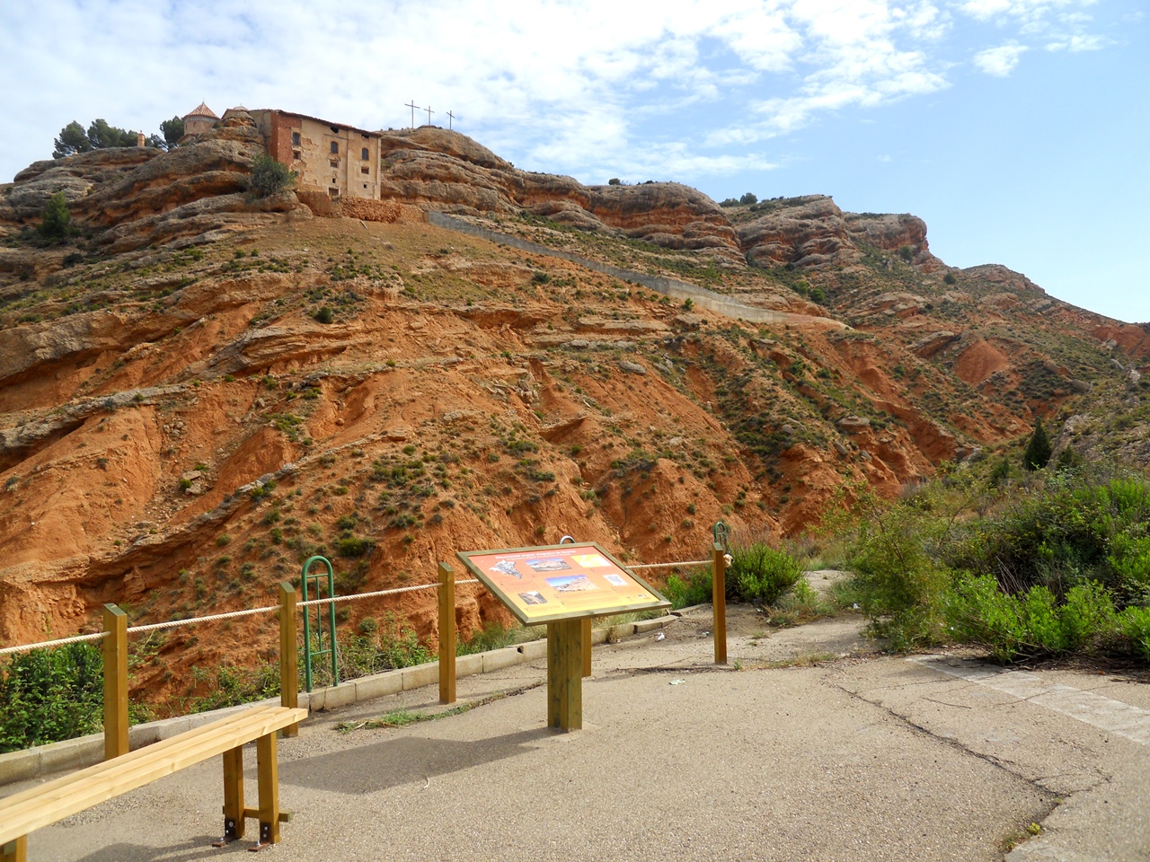 Panel instalado por el Geoparque en 2015