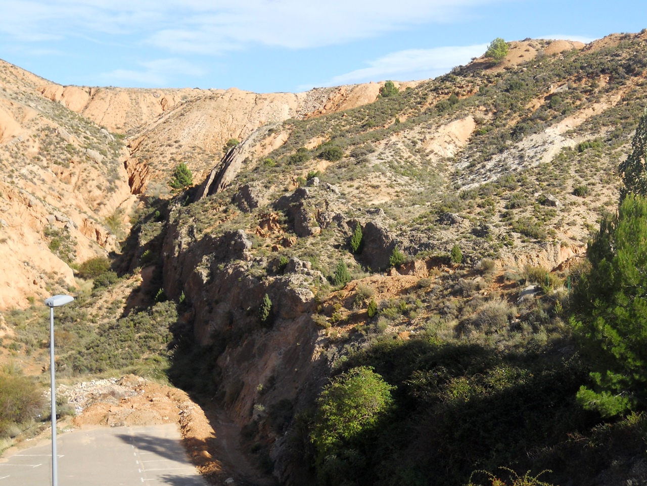 Estratos basales con buzamiento alto y rellenos antropicos